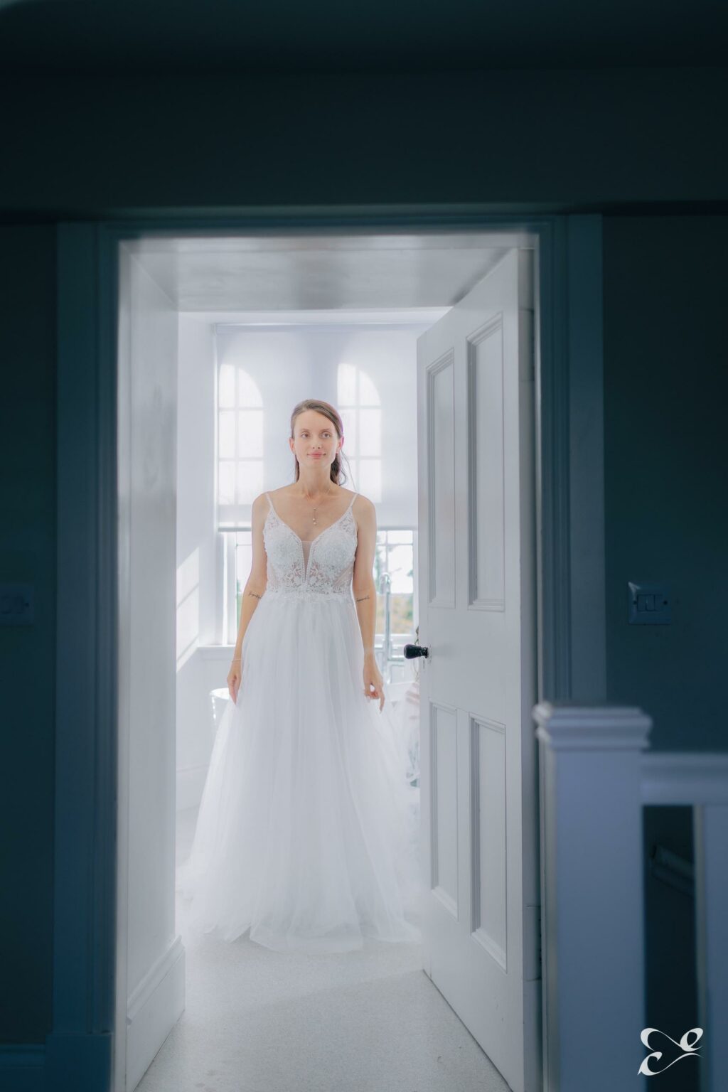 La mariée dans l'encadrement d'une porte