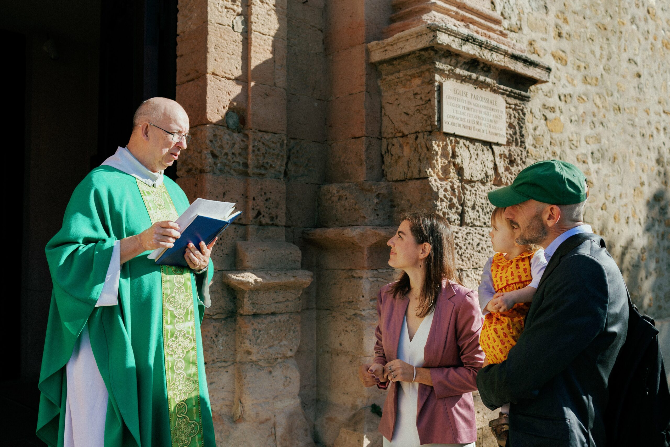 Baptême devant l'église, lecture du prêtre
