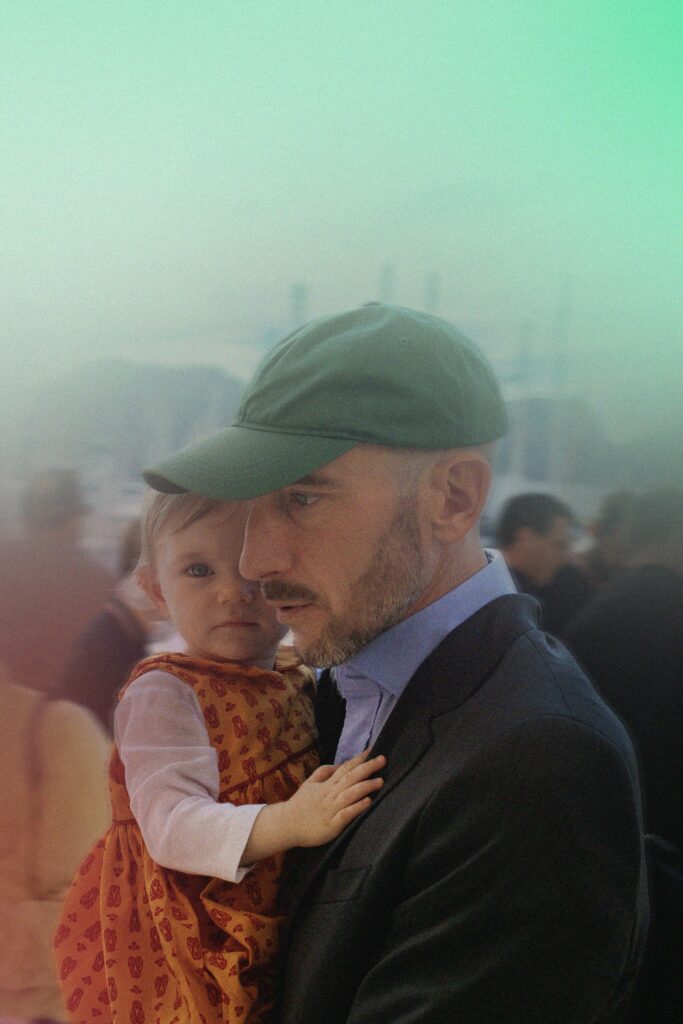 Un papa et sa fille le jour du baptême