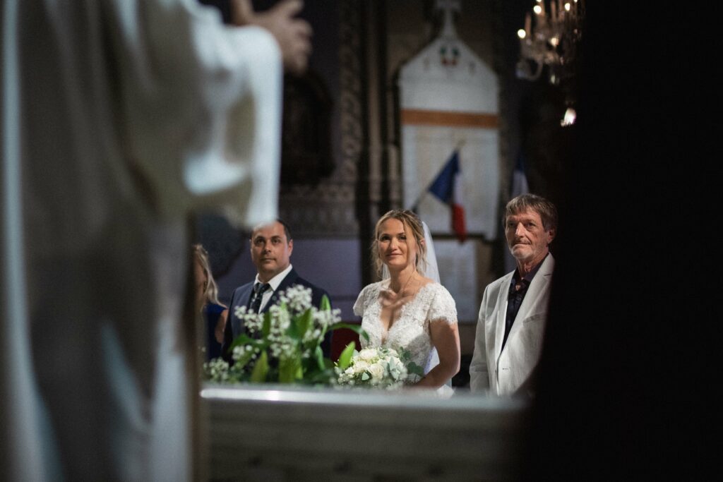La cérémonie de mariage vue depuis les bancs