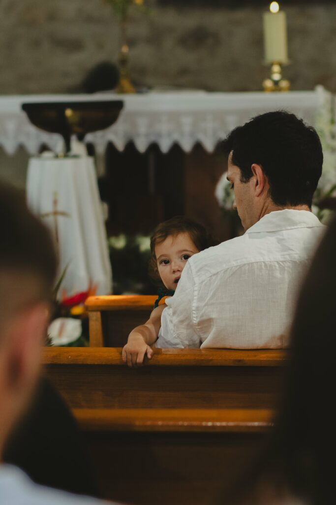 Enfant dans les bancs de l'église le jour de son baptême