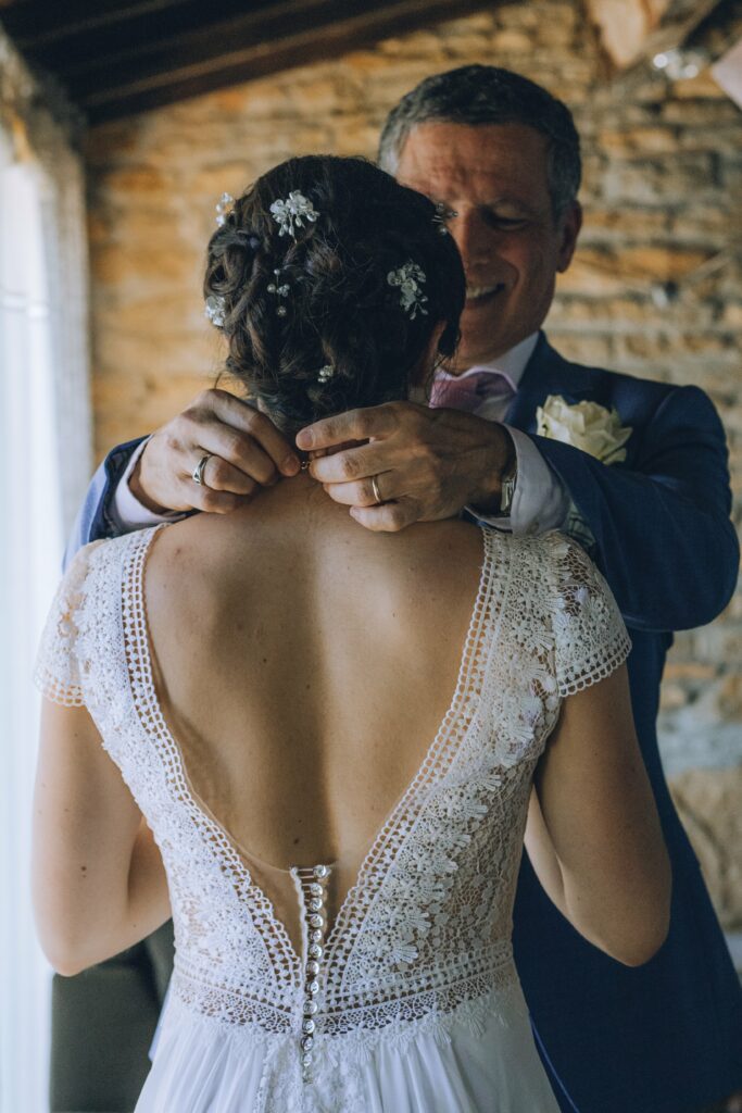 Mariée en robe de dentelle, mariage en Provence