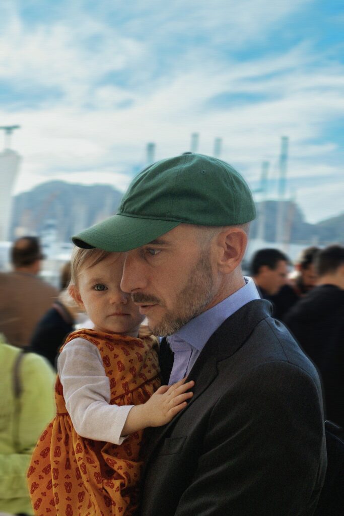 Père et enfant le jour du baptême
