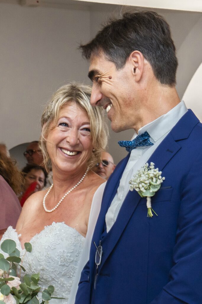 Mariés souriants