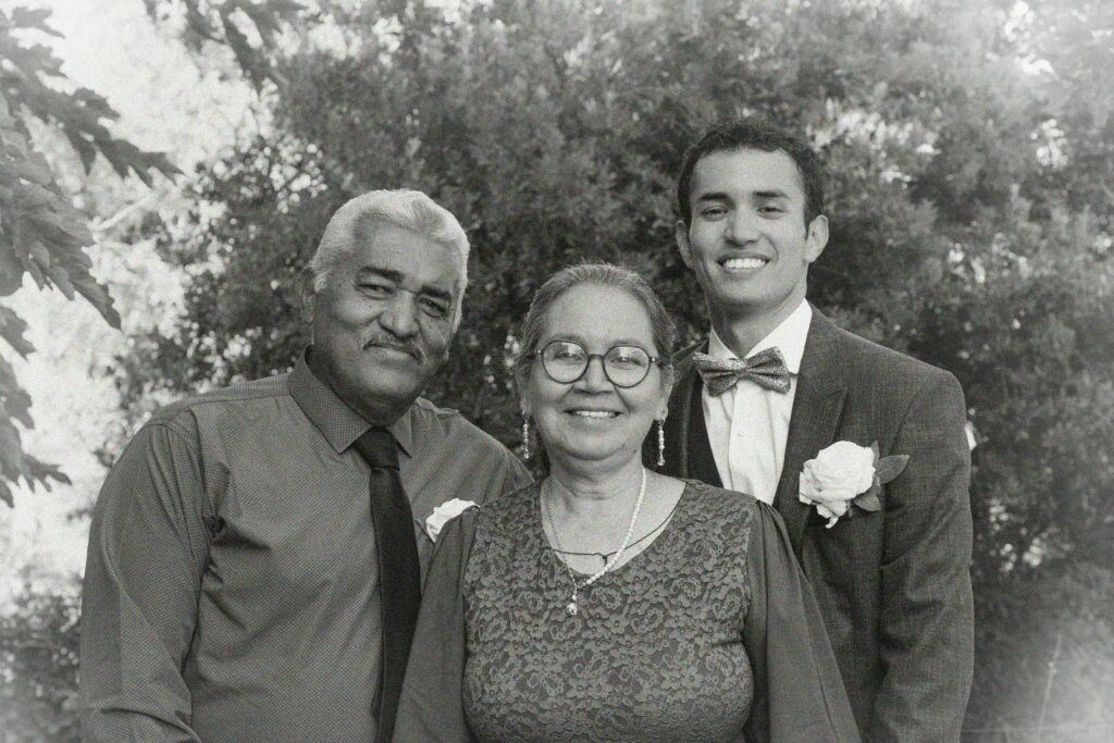 Le marié et ses parents, en noir et blanc