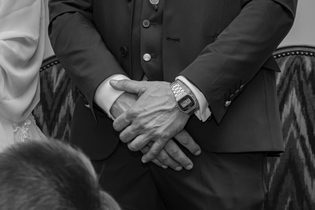 Les mains du marié, en noir et blanc