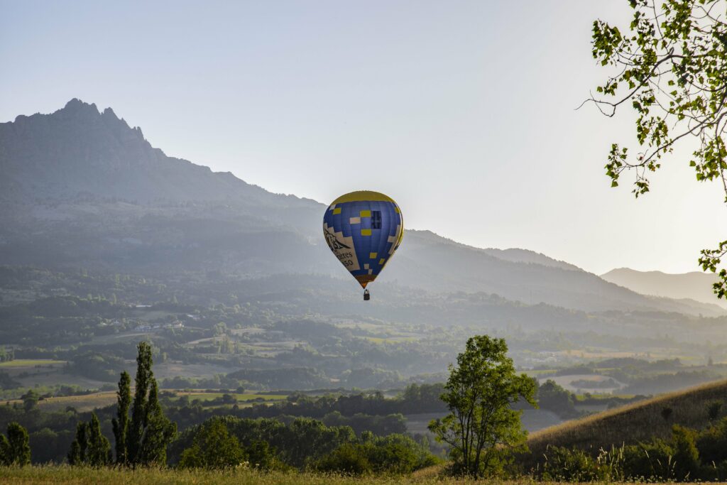 Montgolfière au-dessus des montagnes de Provence